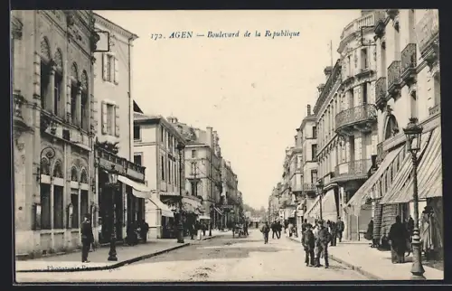 AK Agen, Boulevard de la République avec passants et immeubles élégants