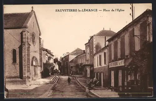 AK Sauveterre-la-Lémance, Place de l`Église avec vue sur l`église et les bâtiments adjacents