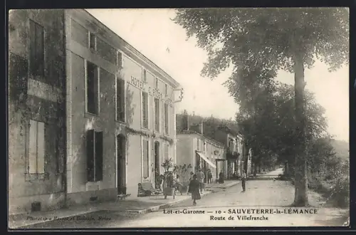 AK Sauveterre-la-Lémance /Lot-et-Garonne, Route de Villefranche avec l`hôtel et des passants