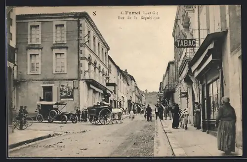 AK Fumel, Rue de la République animée avec voitures et passants