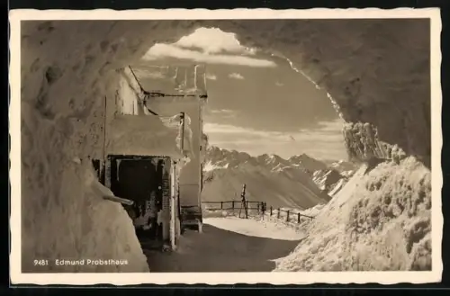AK Edmund Probsthaus, Berghütte durch einen Schneetunnel gesehen