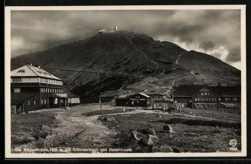 AK Riesengebirge, Die Schneekoppe mit Riesenbaude und Schlesierhaus