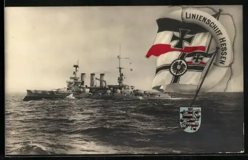 AK Kriegsschiff Hessen auf hoher See, Reichskriegsfahne und Wappen