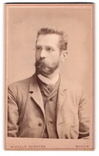 Fotografie Wilhelm Kersten, Berlin, Krausen-Str. 40, Porträt eines Herrn mit Brille