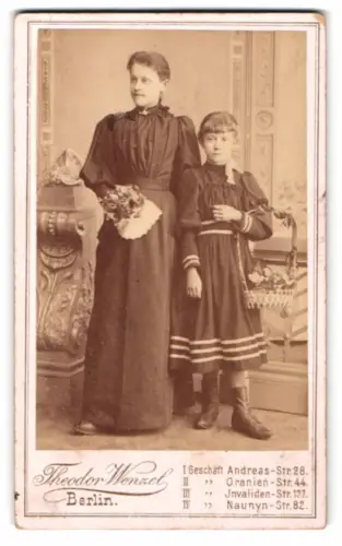 Fotografie Theodor Wenzel, Berlin, Andreasstrasse 28, Frau mit Kind in eleganter Kleidung