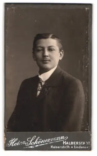 Fotografie Heinrich Schönemann, Halberstadt, Kaiserstr. 1, Porträt eines jungen Mannes