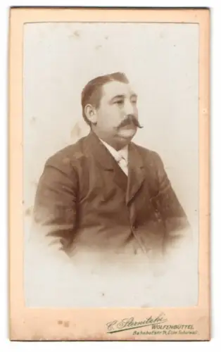 Fotografie C. Sternitzki, Wolfenbüttel, Bahnhofstrasse 1, Porträt eines Herren