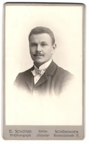 Fotografie E. Schütze, Schöningen, Bismarckstrasse 17, Porträt eines eleganten Herrn