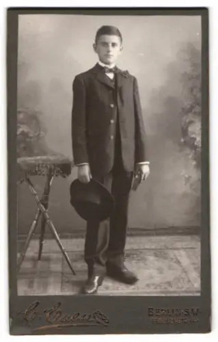 Fotografie G. Euen, Berlin, Friesenstrasse 14, Junge im Anzug mit Hut