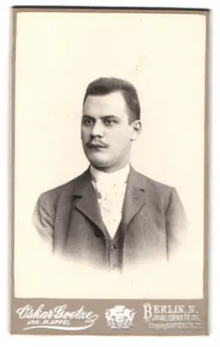 Fotografie Oskar Goetze, Berlin, Invalidenstr. 134, Porträt eines Herrn