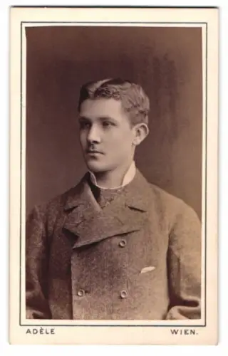 Fotografie Adèle, Wien, Graben 19, Junger Mann im Anzug