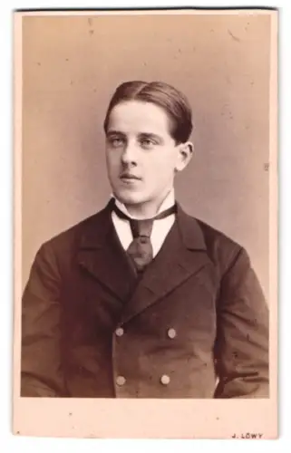 Fotografie J. Löwy, Wien, Weihburggasse 31, Porträt eines jungen Mannes