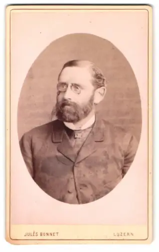 Fotografie Jules Bonnet, Luzern, Zürcherstrasse 50, Porträt eines Mannes mit Brille