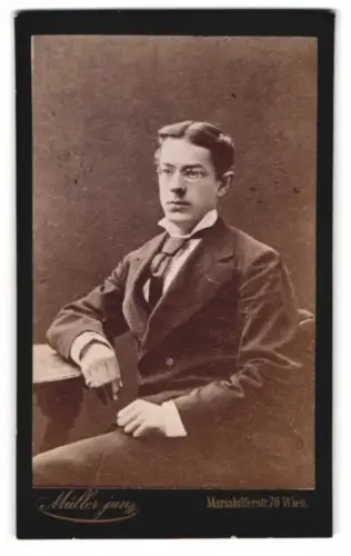 Fotografie Müller jun., Wien, Mariahilferstrasse 76, Porträt eines jungen Mannes