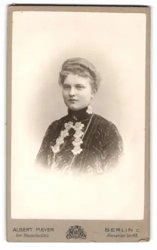 Fotografie Albert Meyer, Berlin, Alexander Str. 45, Porträt einer Frau