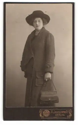 Fotografie A. Jandorf & Co., Berlin, S.W. Bellealliancestr. 1/2, Dame im eleganten Mantel mit Hut