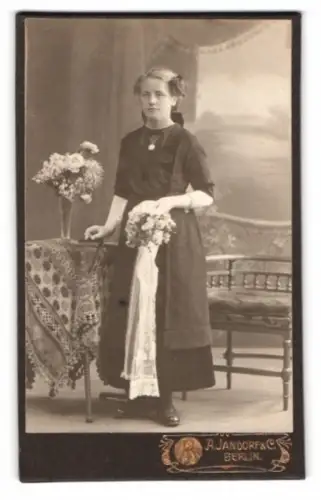 Fotografie A. Jandorf & Co., Berlin, Bellealliancestrasse 1/2, Porträt eines Mädchens mit Blumenarrangement