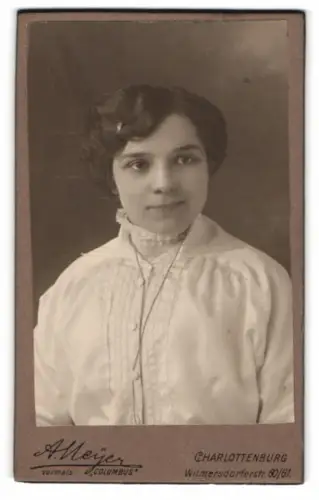Fotografie A. Meyer, Charlottenburg, Wilmersdorferstr. 60/61, Porträt einer jungen Frau