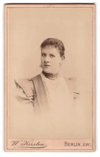Fotografie W. Kersten, Berlin, Krausen-Strasse 35, Porträt einer Frau