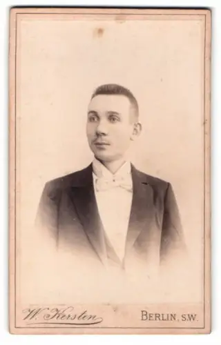 Fotografie W. Kersten, Berlin, Krausenstrasse 35, Porträt eines jungen Mannes in Anzug