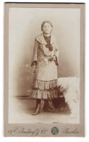 Fotografie A. Jandorf & Co, Berlin, N. Brunnen-Str. 19-21, Mädchen mit Blume in der Hand