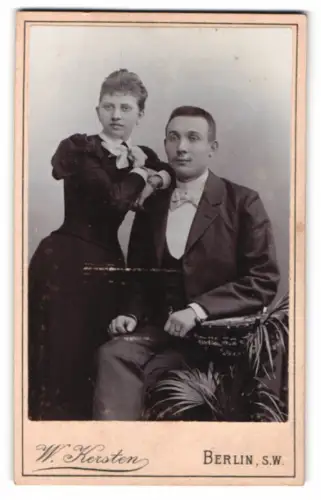 Fotografie W. Kersten, Berlin, Krausen-Strasse 35, Porträt eines eleganten Paares
