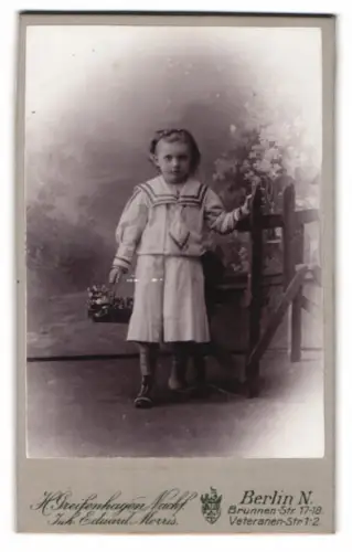 Fotografie H. Greifenhagen Nachf., Berlin N., Brunnen-Str. 17-18, Kind in Matrosenkleid mit Blumenkorb