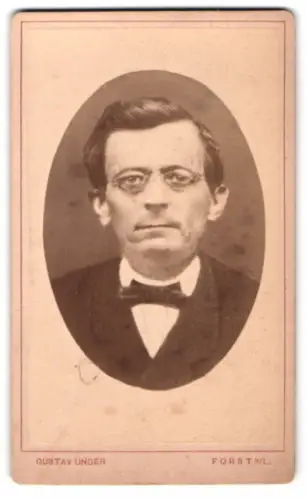 Fotografie Gustav Unger, Forst, Porträt eines ernst blickenden Mannes