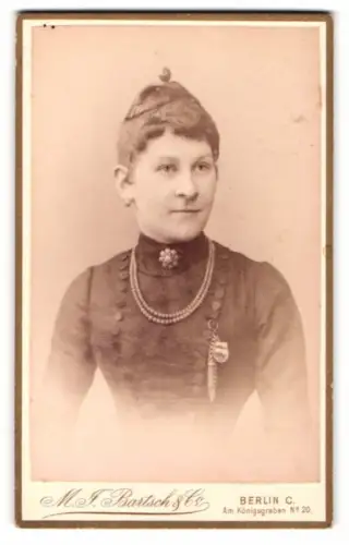Fotografie M. J. Bartsch & Co., Berlin, Am Königsgraben 20, Porträt einer Dame