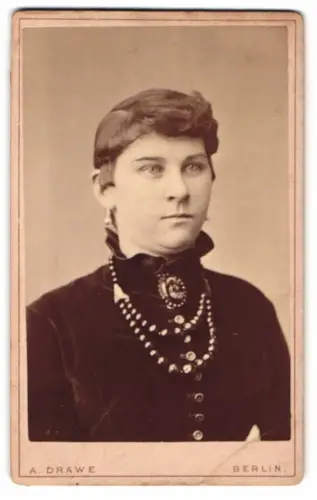 Fotografie A. Drawe, Berlin, Alexander-Str. 1, Porträt einer Frau mit Halskette