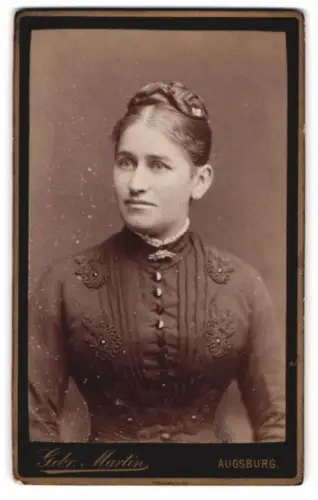 Fotografie Gebr. Martin, Augsburg, Bahnhofstrasse, Porträt einer Frau in elegantem Kleid