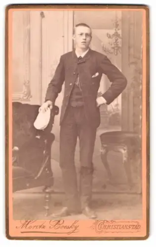 Fotografie Moritz Bresky, Christianstad, Östra Storgatan 70, Eleganter Herr im Anzug