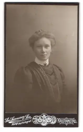 Fotografie Sw. Svensson & Son, Kristianstad, Köttorget 12, Porträt einer Dame