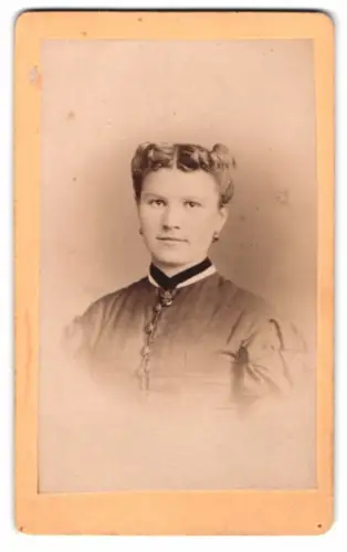 Fotografie Herrm. Fischer, Halle a. S., Wilhelm-Strasse 15, Porträt einer eleganten Dame