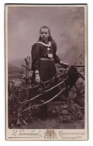 Fotografie R. Sammland, Kristianstad, Fisktorget 222A, Mädchen in Matrosenkleid