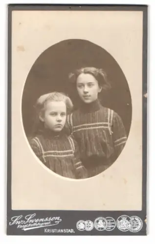 Fotografie Sw. Svensson, Kristianstad, Zwei junge Mädchen in dunklen Kleidern