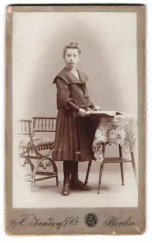Fotografie A. Jandorf & Co, Berlin, Bellealliancestr. 1/2, Mädchen mit Buch am Tisch