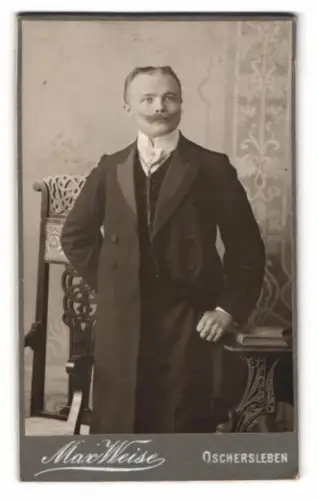 Fotografie Max Weise, Oschersleben, Eleganter Herr im Anzug mit Bart