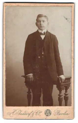 Fotografie A. Fandorf & Co., Berlin, Kurfürstendamm 1-2, Junger Mann im Anzug
