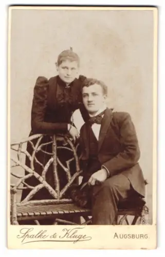 Fotografie Spalke & Kluge, Augsburg, Fuggerstrasse, Paar auf kunstvoller Bank