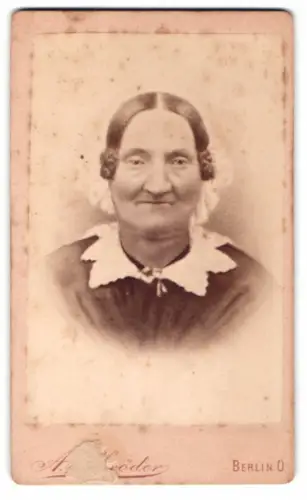 Fotografie A. Schröder, Berlin, Frankfurterstrasse 117, Portrait einer älteren Frau