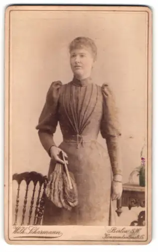 Fotografie Wilh. Scharmann, Berlin, Kommandantenstrasse 15, Elegante Dame mit Fächer