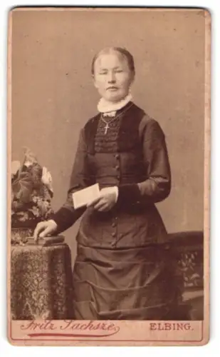 Fotografie Fritz Sachsze, Elbing, Friedr. Wilh. Platz, Porträt einer Dame mit Buch