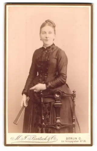 Fotografie M. J. Bartsch & Co., Berlin, Am Königsgraben 20, Dame mit Fächer