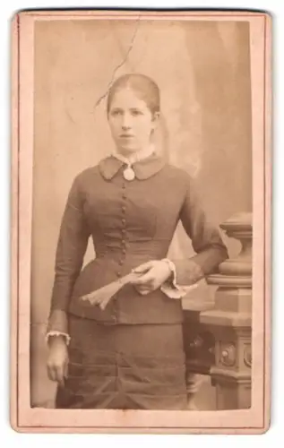 Fotografie C. Matthies, Berlin, Zionskirchplatz 7, Dame mit Fächer im tailliertem Kleid