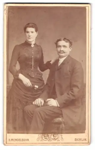 Fotografie D. Mendelsohn, Berlin, Bernauerstrasse 30, Elegantes Paar im Atelier