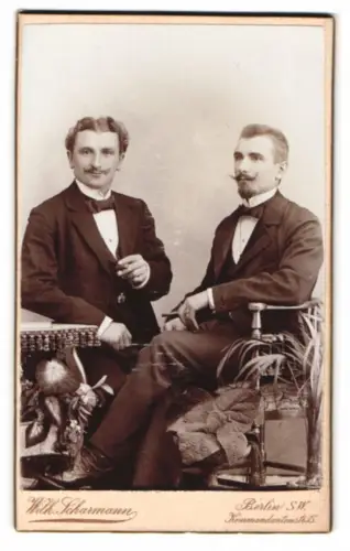 Fotografie Wilh. Scharmann, Berlin, Kommandantenstrasse 15, Zwei elegante Herren im Atelier