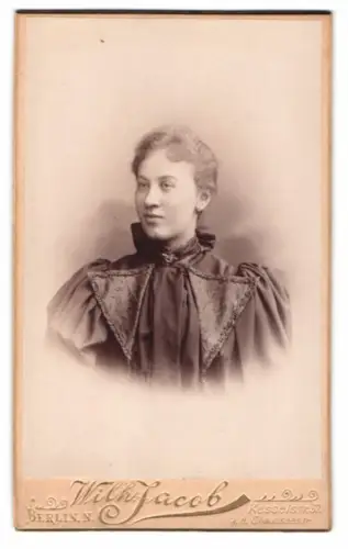 Fotografie Wilh. Jacob, Berlin, Kesselstr. 37, Porträt einer Dame