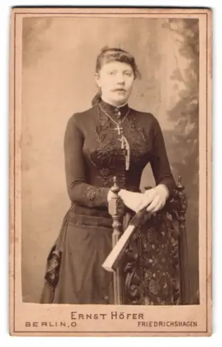 Fotografie Ernst Höfer, Berlin, Blumenstrasse 4 & 5, Elegante Frau mit Fächer