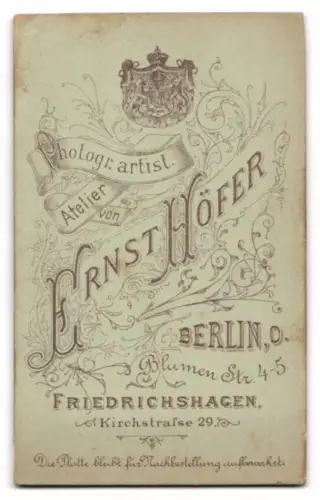 Fotografie Ernst Höfer, Berlin, Blumenstrasse 4 & 5, Elegante Frau mit Fächer